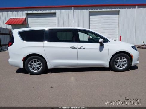 Used 2022 Chrysler Voyager LX FWD image 12