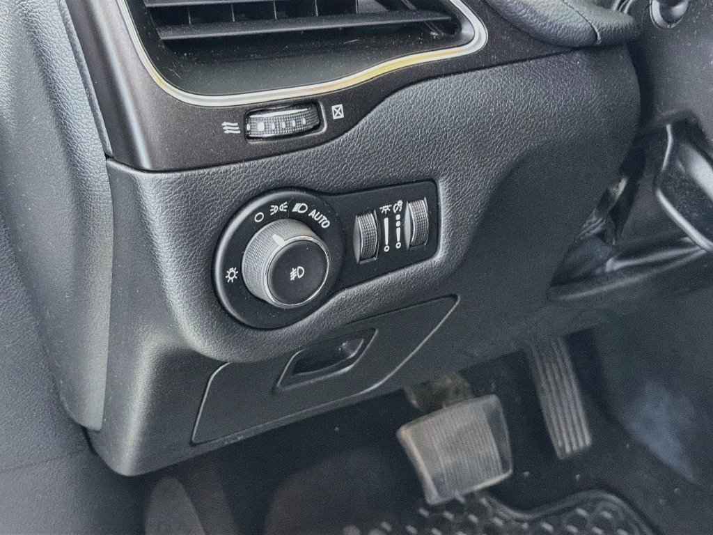 Used 2020 Jeep Cherokee Trailhawk w/ Cold Weather Group AWD/4WD image 13