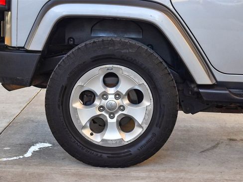 Used 2015 Jeep Wrangler Unlimited Sahara image 12