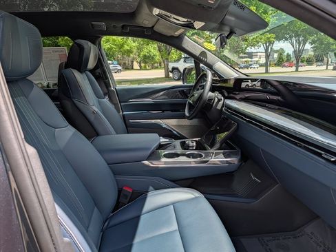 Used 2025 Cadillac Escalade IQ Luxury 2 w/ LPO, Premium Carpet Package AWD/4WD image 18