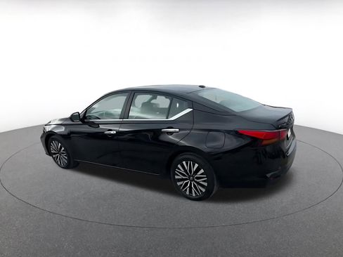 Used 2025 Nissan Altima 2.5 SV image 10