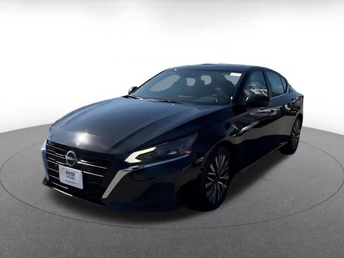 Used 2025 Nissan Altima 2.5 SV FWD image 7