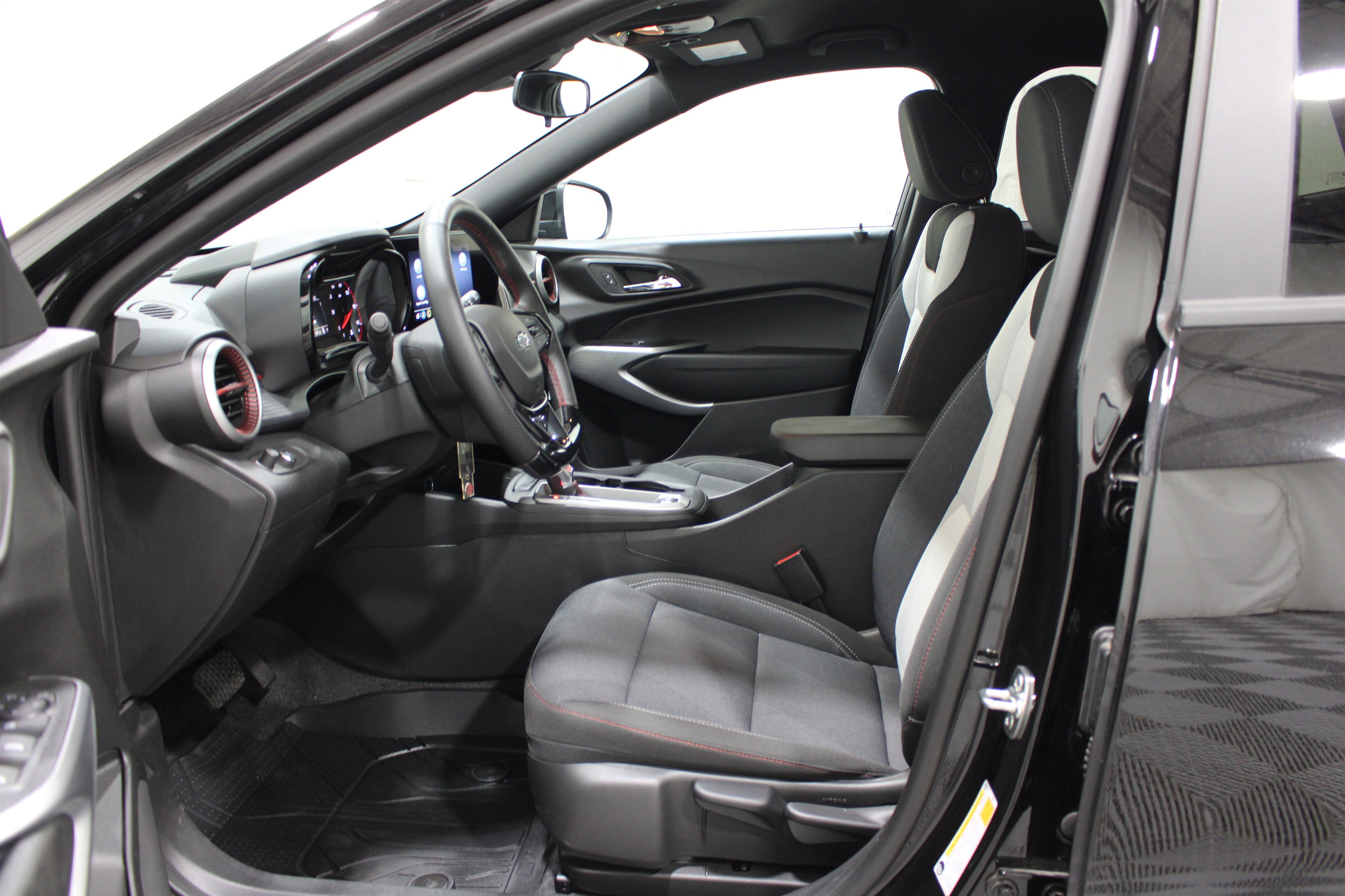 New 2026 Chevrolet Trax RS w/ Driver Confidence Package FWD image 3