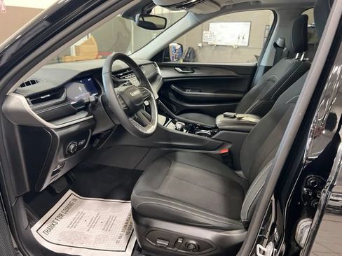 Used 2023 Jeep Grand Cherokee Laredo w/ Luxury Tech Group I AWD/4WD image 10