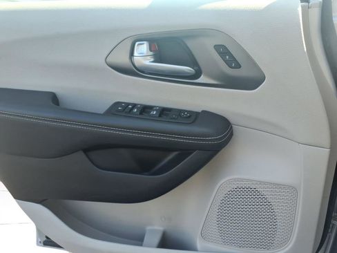 Used 2024 Chrysler Pacifica Touring-L image 18