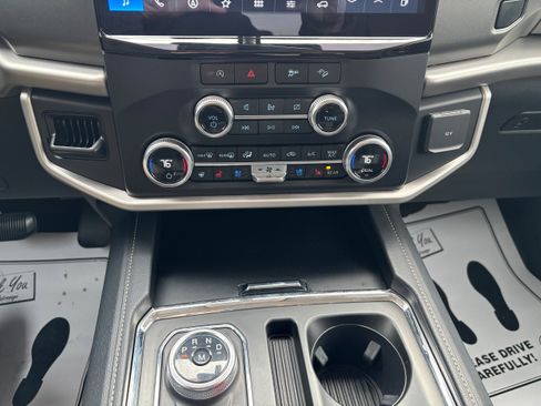 Used 2023 Ford Expedition XLT image 14