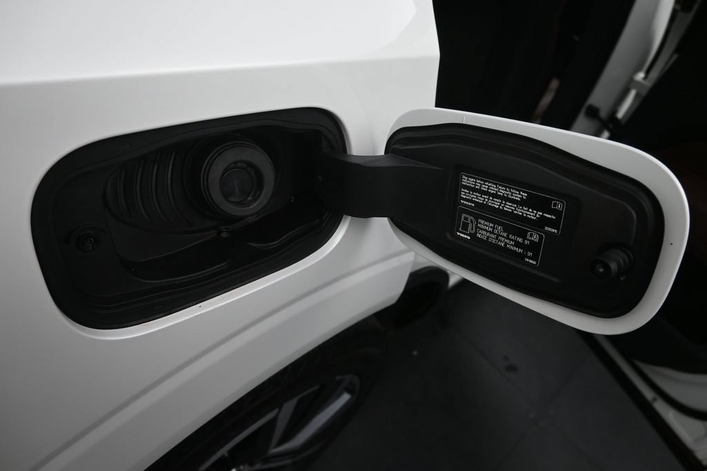 Certified 2022 Volvo XC60 B5 Momentum w/ Advanced Package FWD image 17