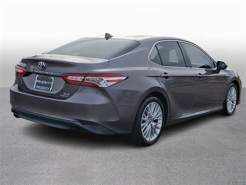 Used 2020 Toyota Camry XLE image 4