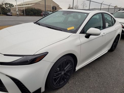 Used 2025 Toyota Camry SE image 10