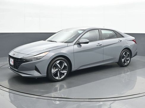 Used 2023 Hyundai Elantra SEL w/ Convenience Package image 2