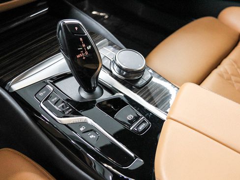 Certified 2023 BMW 530e w/ Convenience Package image 20