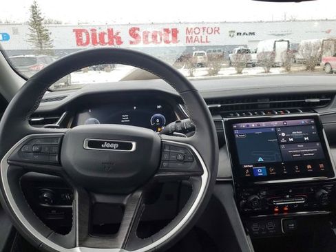 Used 2023 Jeep Grand Cherokee Limited image 32