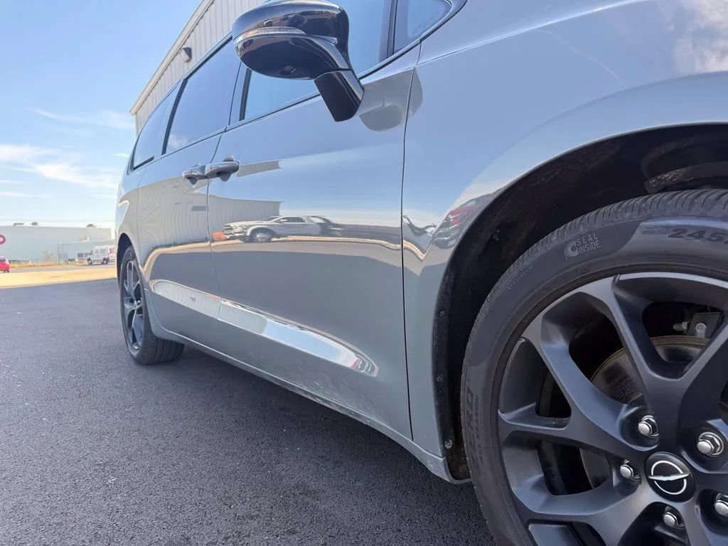 Used 2025 Chrysler Pacifica Limited w/ Trailer Tow Group FWD image 11