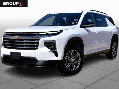 Used 2025 Chevrolet Traverse LT image 1