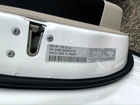 Used 2024 Chrysler Pacifica Touring-L image 18