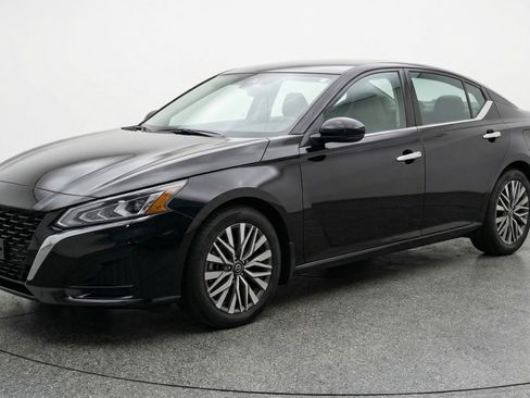 Used 2025 Nissan Altima 2.5 SV image 3