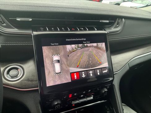 Used 2023 Jeep Grand Cherokee Limited w/ Luxury Tech Group II image 19