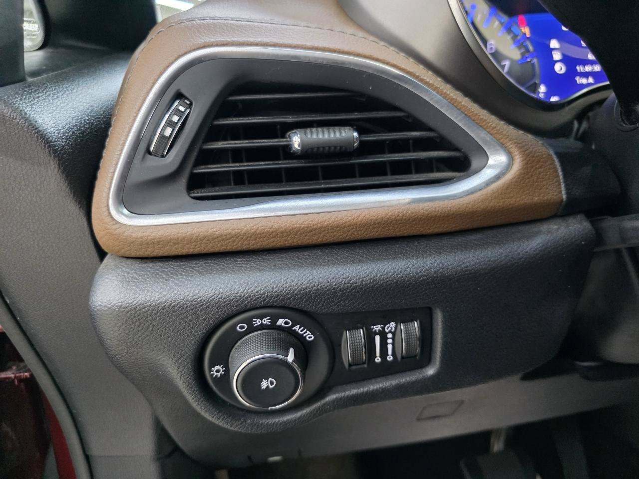 Used 2020 Chrysler Pacifica Limited w/ Advanced Safetytec Group FWD image 37
