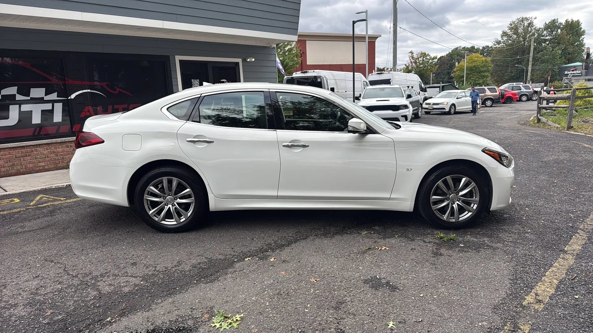 Used 2015 INFINITI Q70 3.7 w/ Deluxe Touring Package AWD/4WD image 4