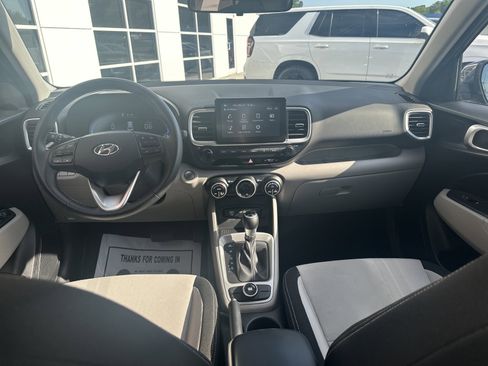 Used 2025 Hyundai Venue SEL FWD image 21