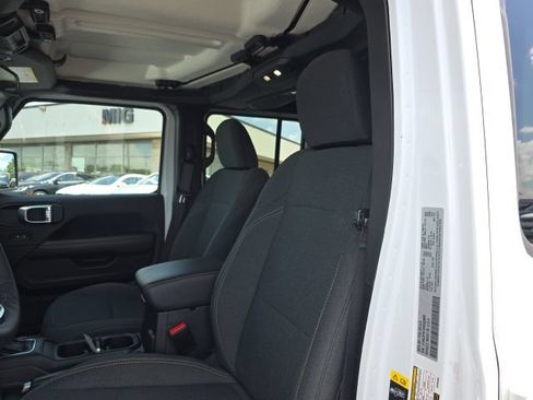Used 2025 Jeep Wrangler Unlimited Sahara AWD/4WD image 17