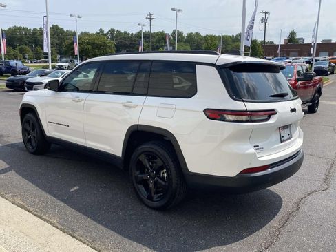 Used 2022 Jeep Grand Cherokee L Laredo RWD image 5