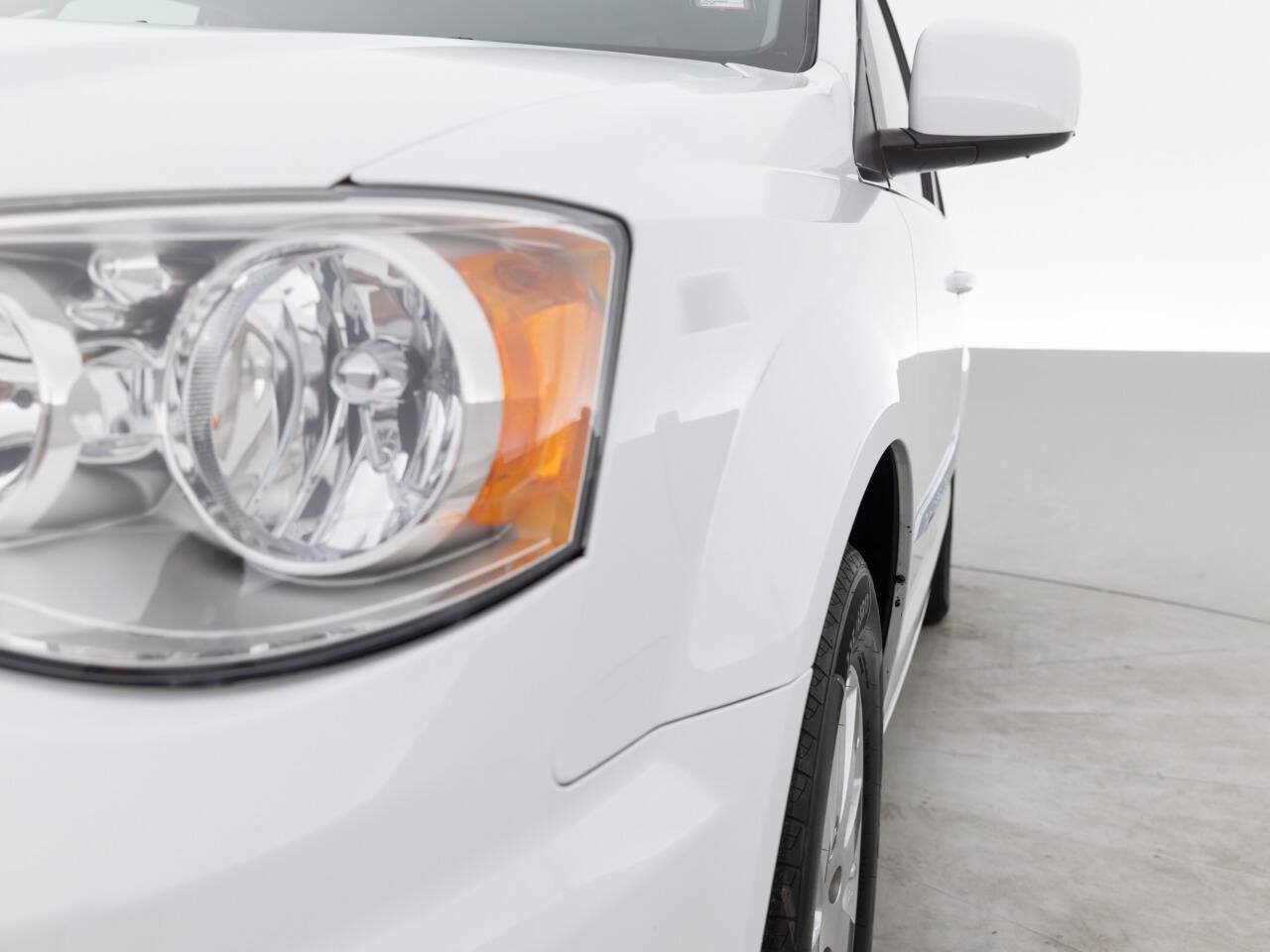 Used 2016 Chrysler Town & Country Touring FWD image 12