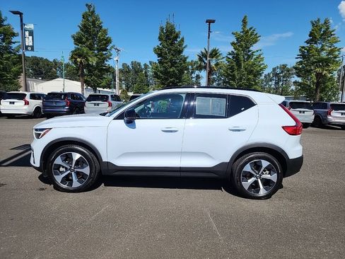 Certified 2026 Volvo XC40 B5 Plus AWD/4WD image 2