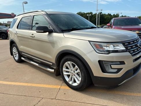 Used 2017 Ford Explorer XLT w/ Equipment Group 202A FWD image 3
