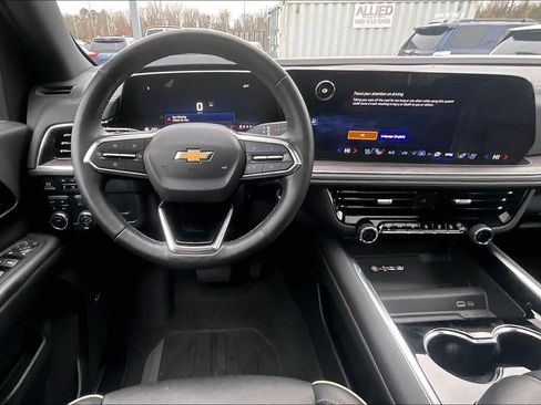 Used 2025 Chevrolet Suburban Premier image 5