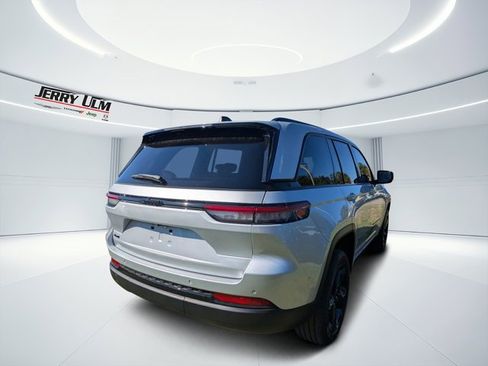 New 2025 Jeep Grand Cherokee Altitude image 3