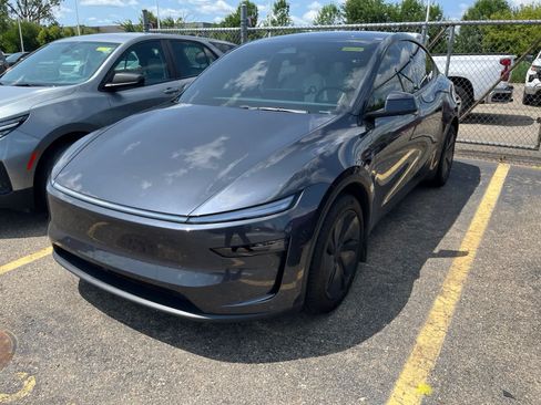 Used 2026 Tesla Model Y 2WD image 3