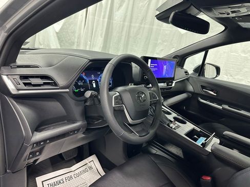 Used 2026 Toyota Sienna XLE Woodland Edition AWD/4WD image 13