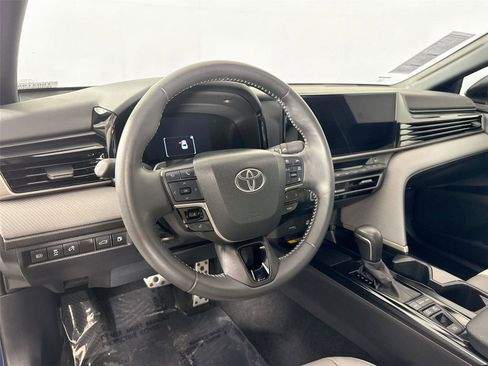 Used 2025 Toyota Camry SE image 13