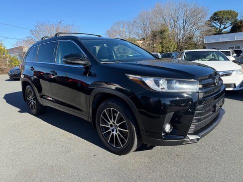 Used 2017 Toyota Highlander SE image 2