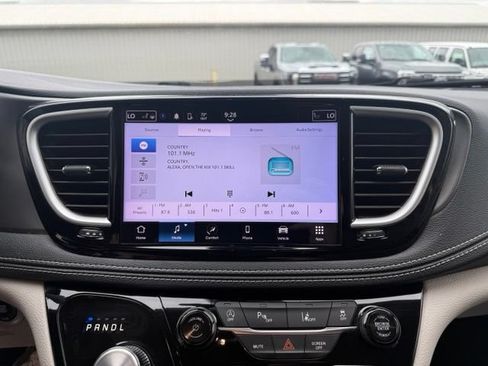 Used 2023 Chrysler Pacifica Touring-L FWD image 20