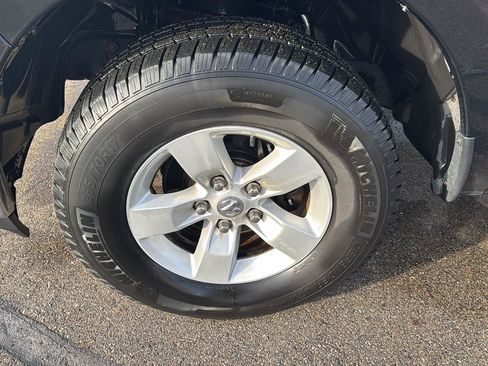 Used 2019 RAM 1500 Classic SLT w/ Luxury Group image 10