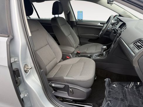 Used 2019 Volkswagen e-Golf SE w/ Driver Assistance Package image 19