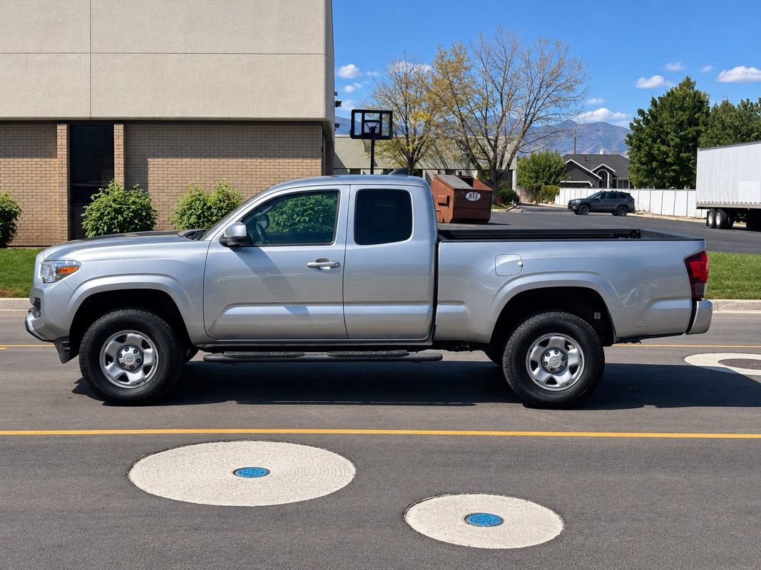 Used 2022 Toyota Tacoma SR w/ SR Convenience Package RWD image 2