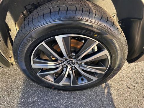 Certified 2022 Toyota Venza LE image 22