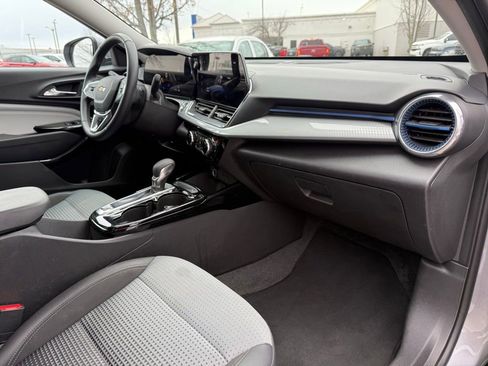 Used 2025 Chevrolet Trax LT w/ LT Convenience Package image 33