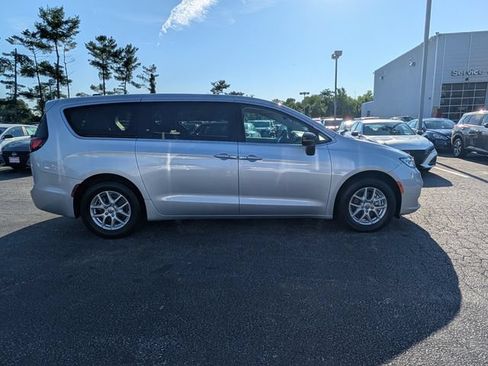 Used 2024 Chrysler Pacifica Touring-L FWD image 2