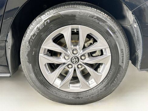 Used 2024 Toyota Sienna LE image 11