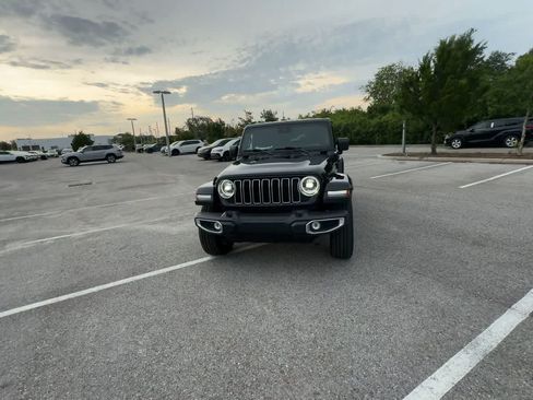 Used 2025 Jeep Wrangler Unlimited Sahara AWD/4WD image 3