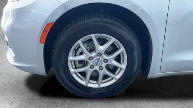 Used 2024 Chrysler Pacifica Touring-L FWD image 25