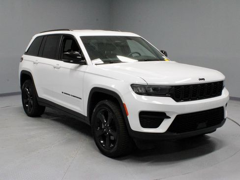 Used 2023 Jeep Grand Cherokee Altitude AWD/4WD image 1