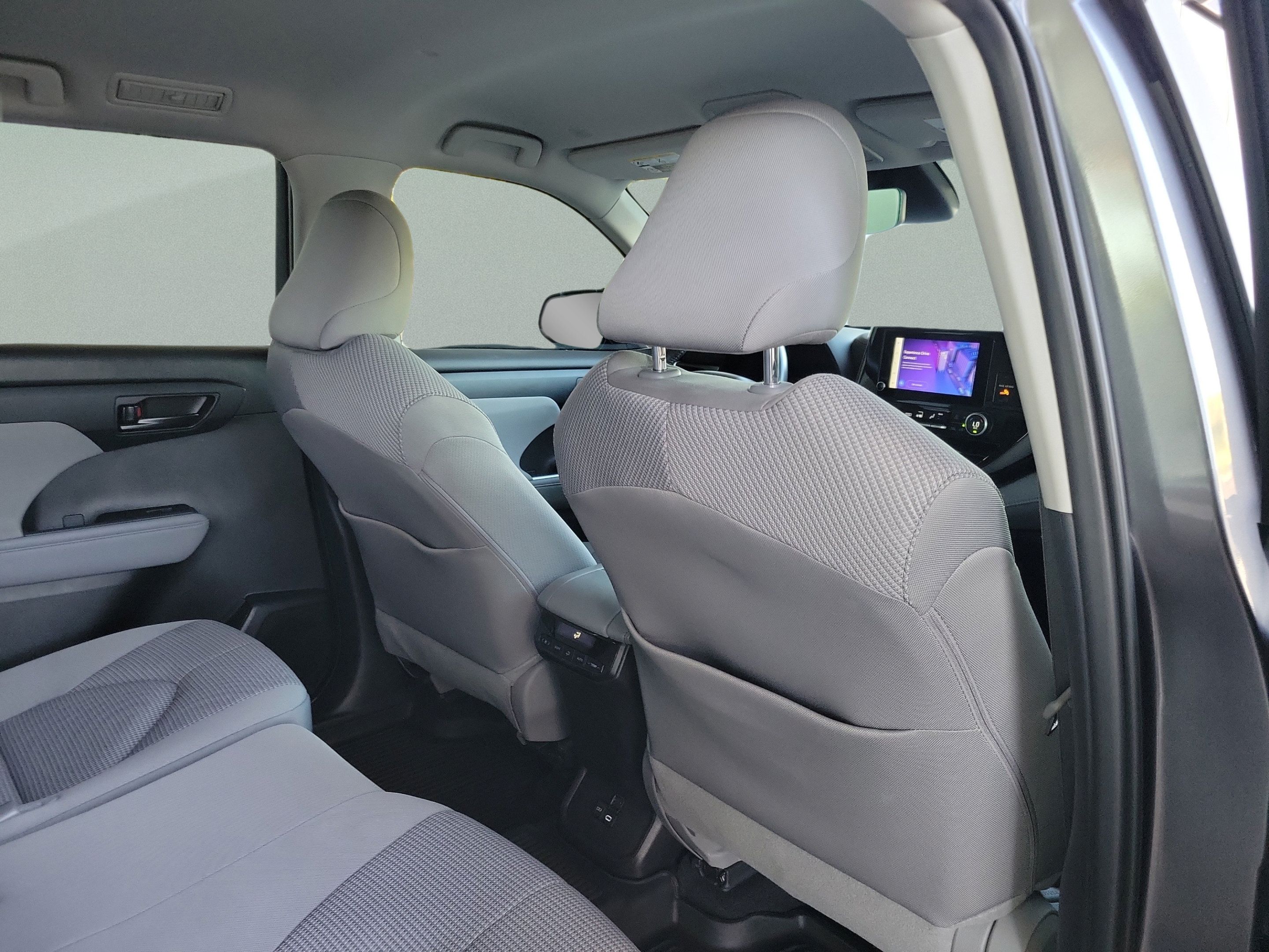 Used 2024 Toyota Highlander LE AWD/4WD image 30