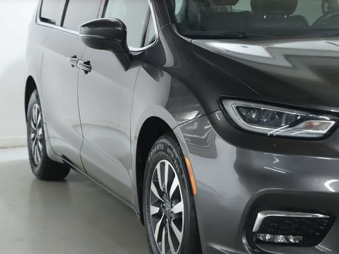 Used 2023 Chrysler Pacifica Touring-L FWD image 9