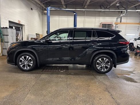 Used 2021 Toyota Highlander XLE image 3