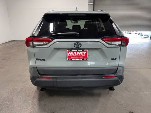 Used 2021 Toyota RAV4 XLE w/ Convenience Package FWD image 4